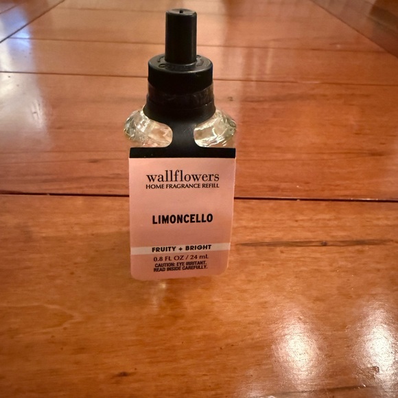 NWT Bath and Body Works Wallflowers - Picture 2 of 4